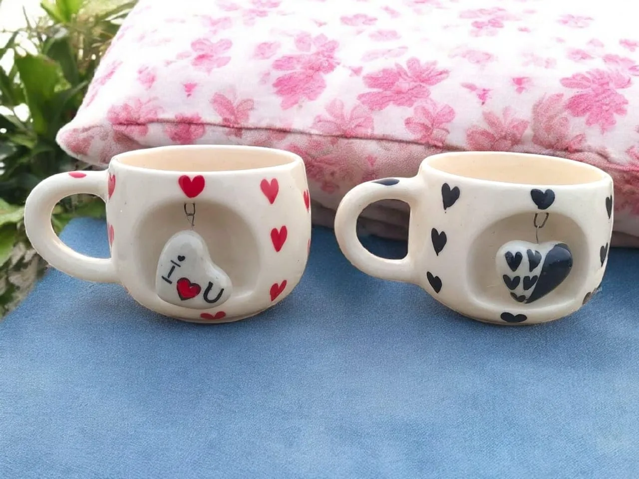 Ceramic Coffee Mug 350ml with 3D Hanging Heart Pendant, Hand-Painted Heart Patterns, Speckled Finish, Dangling Charm